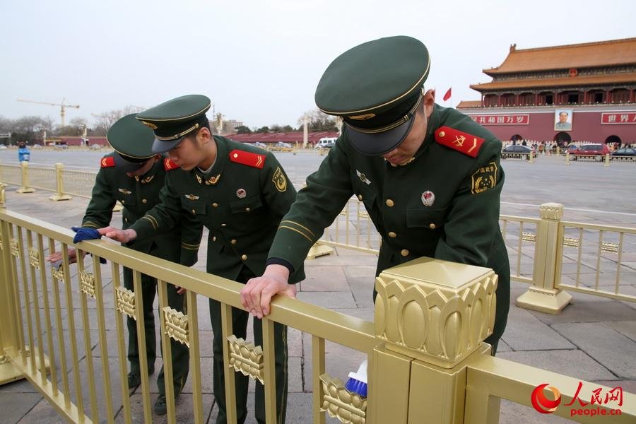 北京迎全國兩會數(shù)百武警洗天安門護欄