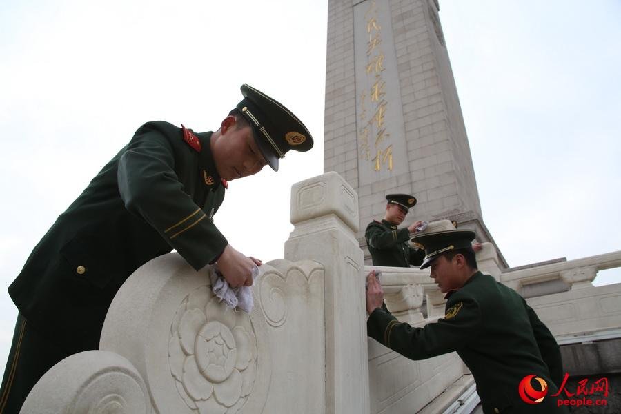 北京迎全國(guó)兩會(huì)數(shù)百武警洗天安門(mén)護(hù)欄