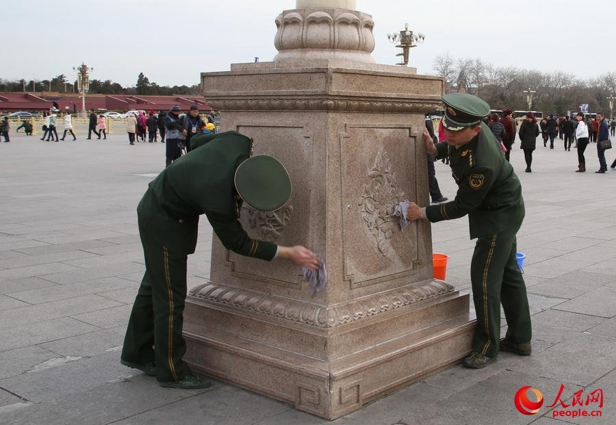 北京迎全國(guó)兩會(huì)數(shù)百武警洗天安門護(hù)欄