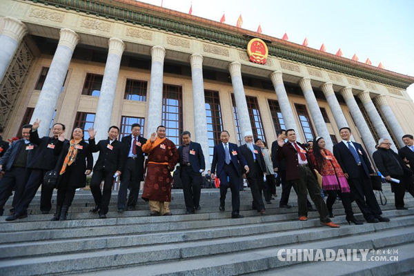 在美華人熱議中國兩會(huì) 關(guān)注改革反腐等熱門議題