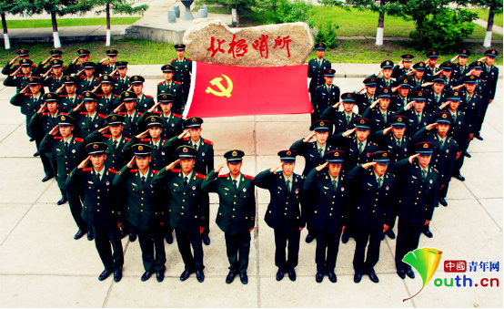 爭(zhēng)做“四有”軍人擔(dān)當(dāng)強(qiáng)軍重任 極地哨兵重溫誓言為黨慶生