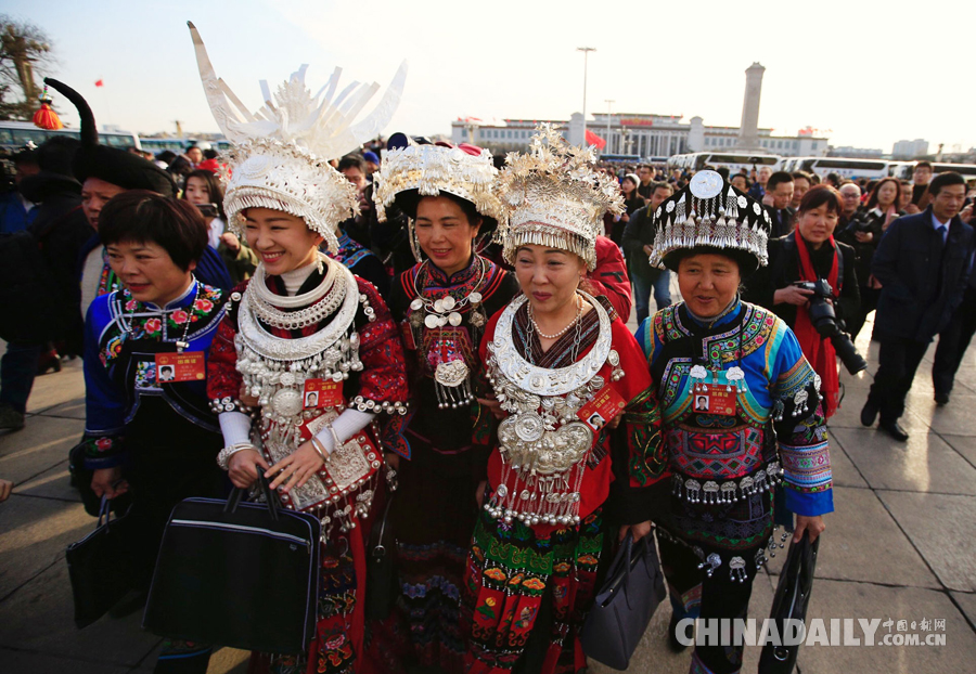 少數(shù)民族人大代表盛裝出席兩會