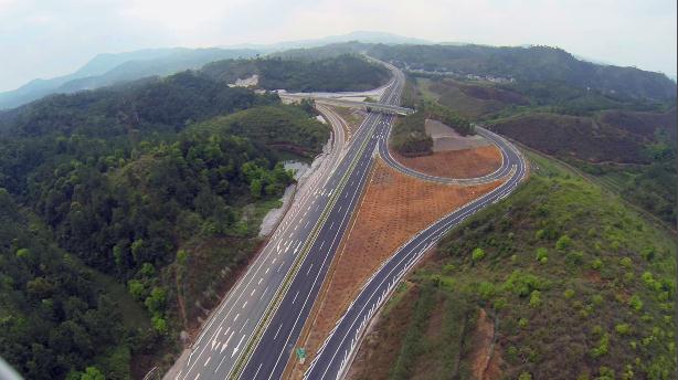 龍光集團(tuán)投建梧州至貴港高速公路通車