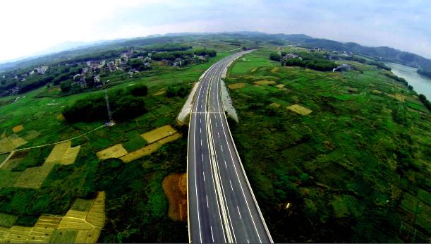 龍光集團(tuán)投建梧州至貴港高速公路通車