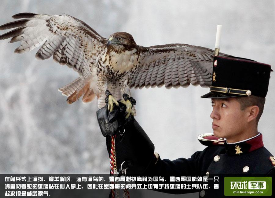 閱兵神技：印軍摩托疊羅漢 俄軍頭頂劈磚