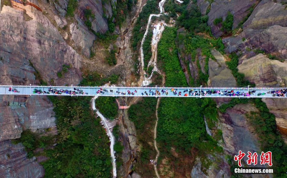 湖南石牛寨迎春節(jié)旅游高峰 百人同過玻璃橋