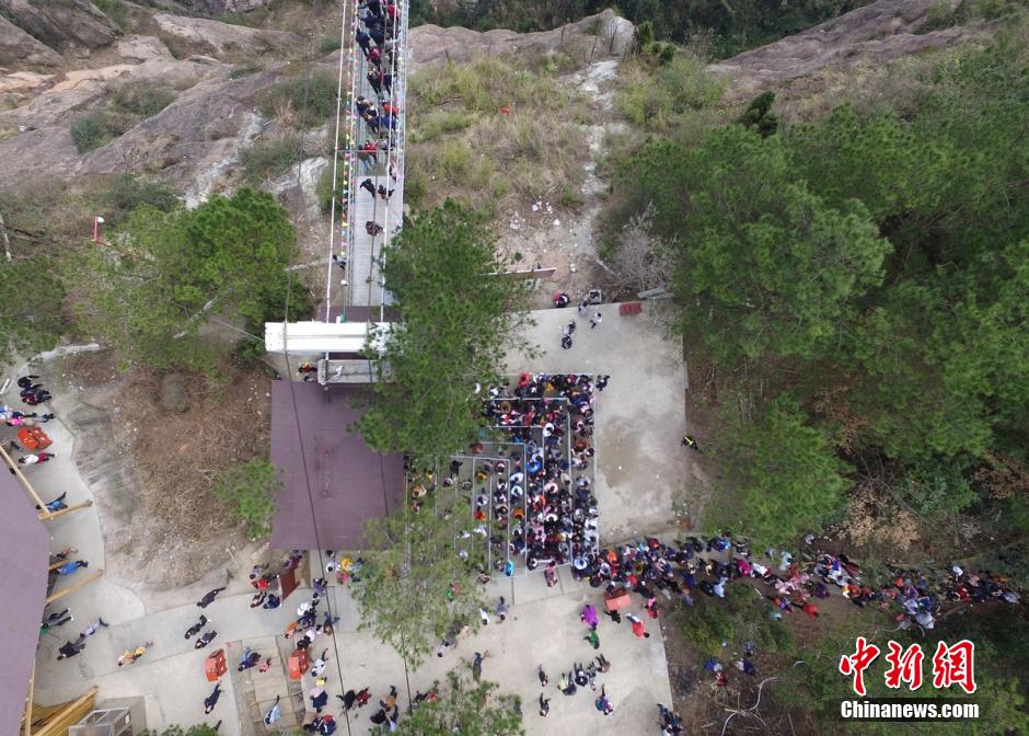 湖南石牛寨迎春節(jié)旅游高峰 百人同過玻璃橋