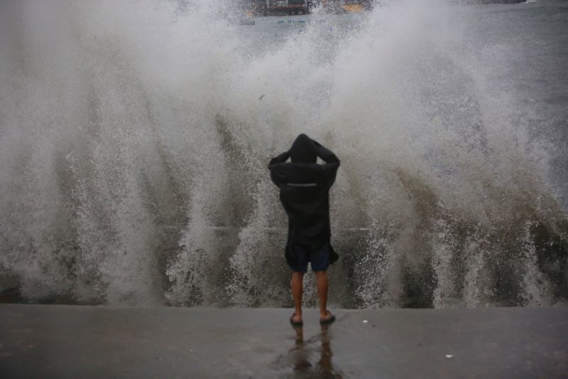 臺風(fēng)“妮妲”登陸深圳 全市進(jìn)入暴雨防御狀態(tài)