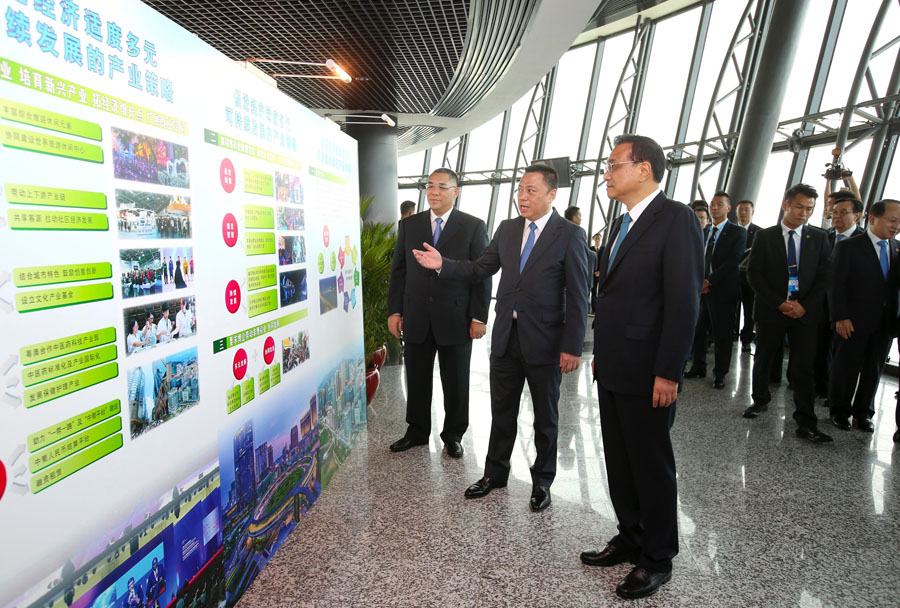 李克強登上澳門旅游塔俯瞰濠江全貌