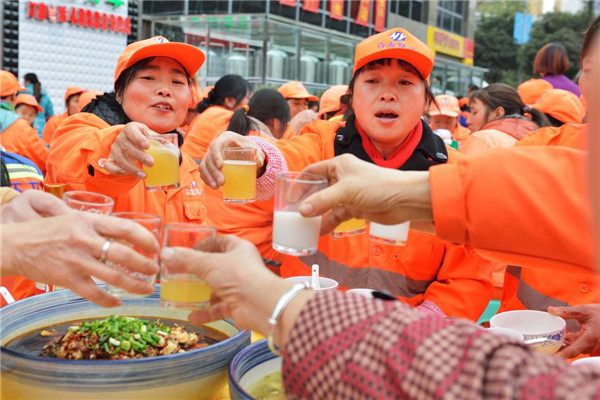 暖心！重慶一餐飲店請526名環(huán)衛(wèi)工吃團年飯