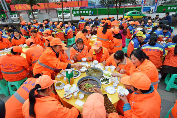 暖心！重慶一餐飲店請(qǐng)526名環(huán)衛(wèi)工吃團(tuán)年飯