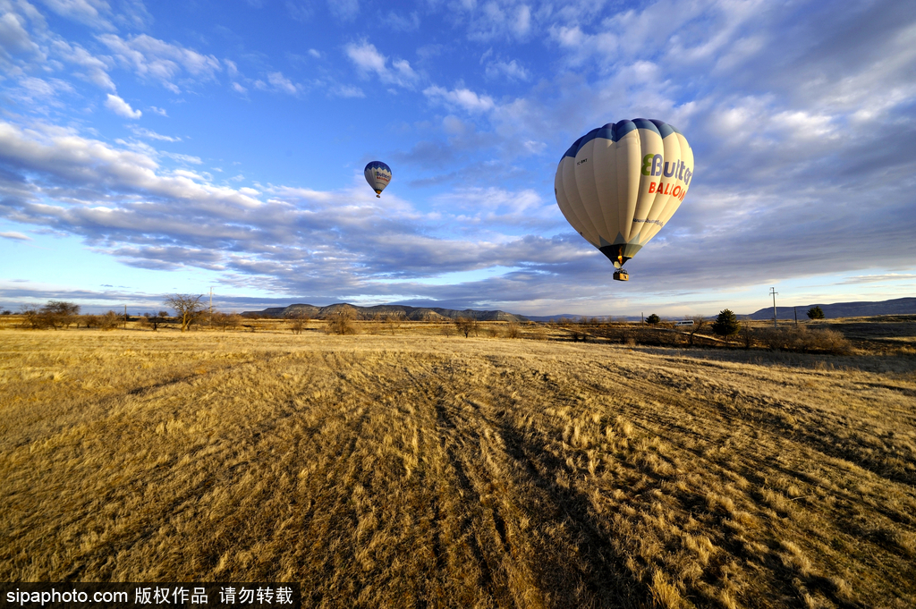 盤點(diǎn)土耳其之旅必去地 體驗(yàn)原汁原味當(dāng)?shù)赜?/></p>

<p>2015年12月15日訊，土耳其，位于土耳其中部的卡帕多西亞以其童話般的斑點(diǎn)巖層而聞名：奇特的巖石構(gòu)造、巖洞和半隱居人群的歷史遺跡令人神往。這里起初是基督教徒躲避羅馬迫害的避難處，公元4世紀(jì)，一群僧侶建立了卡帕多西亞的主要部分。土耳其的卡帕多西亞，它被美國(guó)《國(guó)家地理》雜志社評(píng)選為十大地球美景之一。是地球上最適合乘熱氣球的兩個(gè)地方之一。</p>
</div>

<div width=