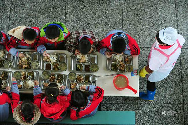 最大農(nóng)村寄宿小學(xué) 近千人靠“剪刀石頭布”打飯