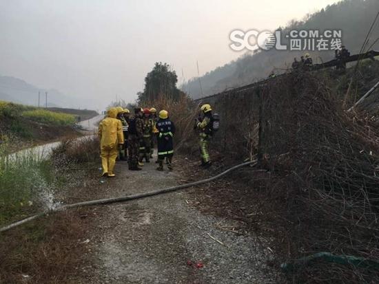 綿廣高速32噸甲醇罐車側(cè)翻 司機(jī)當(dāng)場死亡（圖）