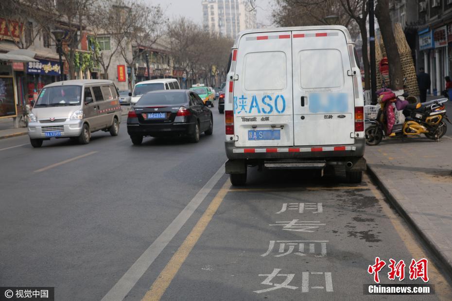 西安街頭現(xiàn)如廁專用停車位解燃眉之急(組圖)