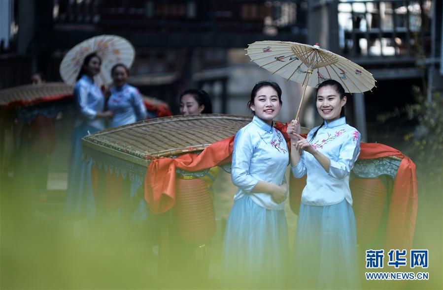 水鄉(xiāng)“服飾秀” 喜迎三八婦女節(jié)(組圖)