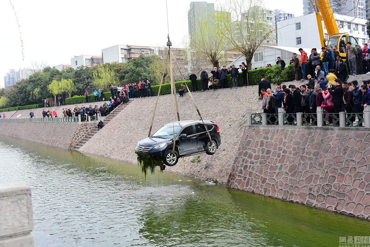 越野車失控沖進五米深河溝 司機不知去向