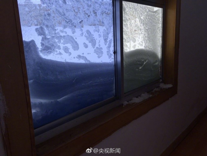 西藏多地出現(xiàn)特大暴雪 積雪半米厚（組圖）