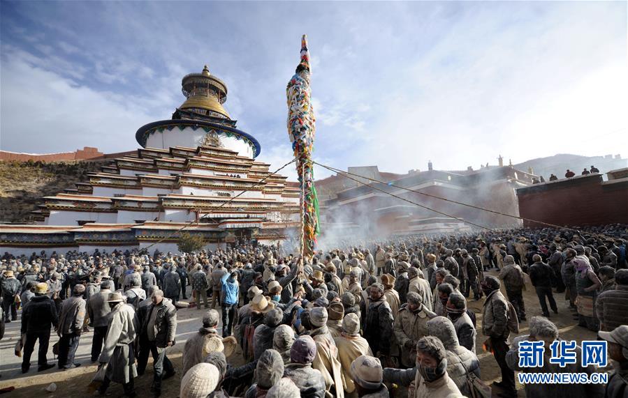 近萬名群眾參加西藏豎經(jīng)幡柱拋撒糌粑祈福活動（組圖）