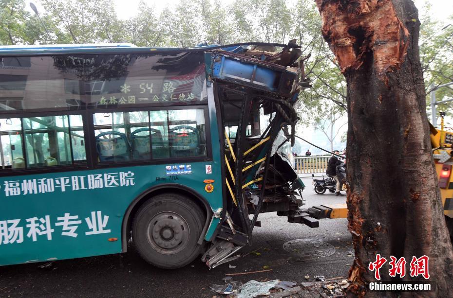 福州一公交車撞上行道樹致16人受傷 車頭受損嚴重