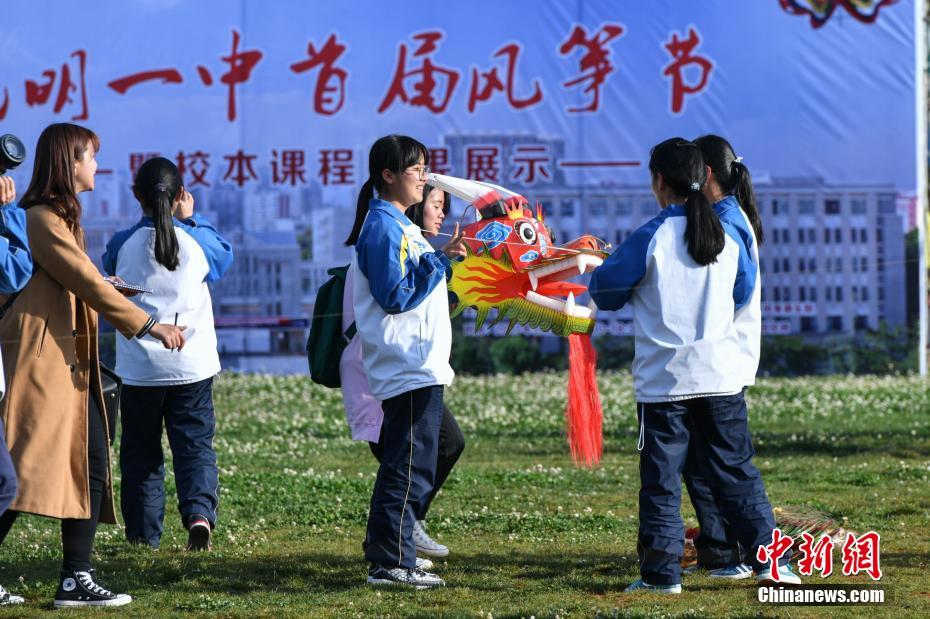 各類風(fēng)箏昆明藍(lán)天下“斗艷”