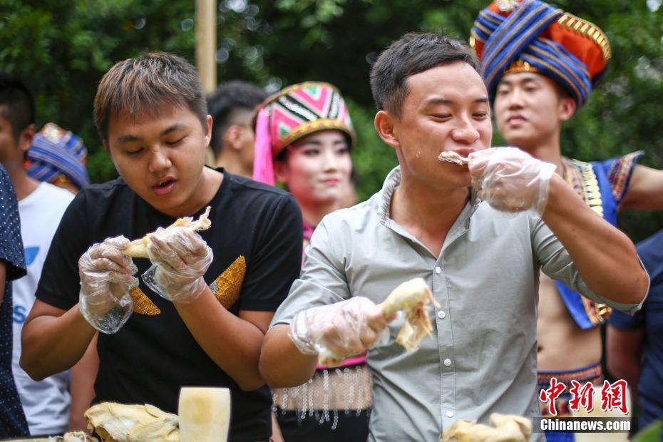 三亞一景區(qū)設“百雞宴” 游客狼吞虎咽比賽吃雞