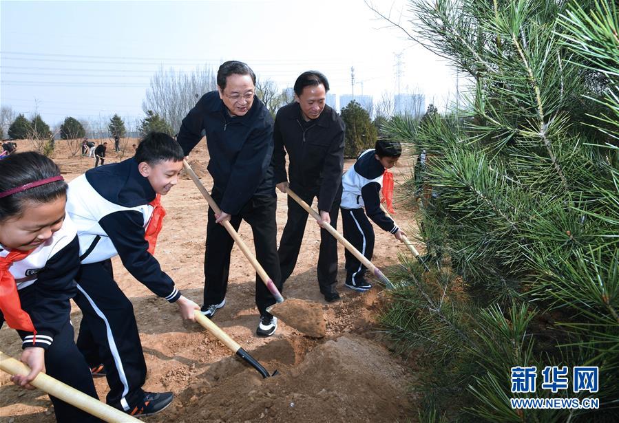 黨和國(guó)家領(lǐng)導(dǎo)人參加首都義務(wù)植樹活動(dòng)