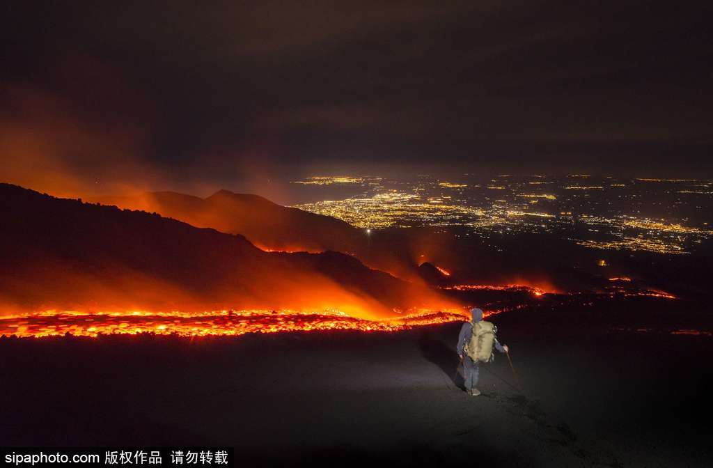 意大利埃特納火山爆發(fā) 巖漿流淌似“火河”