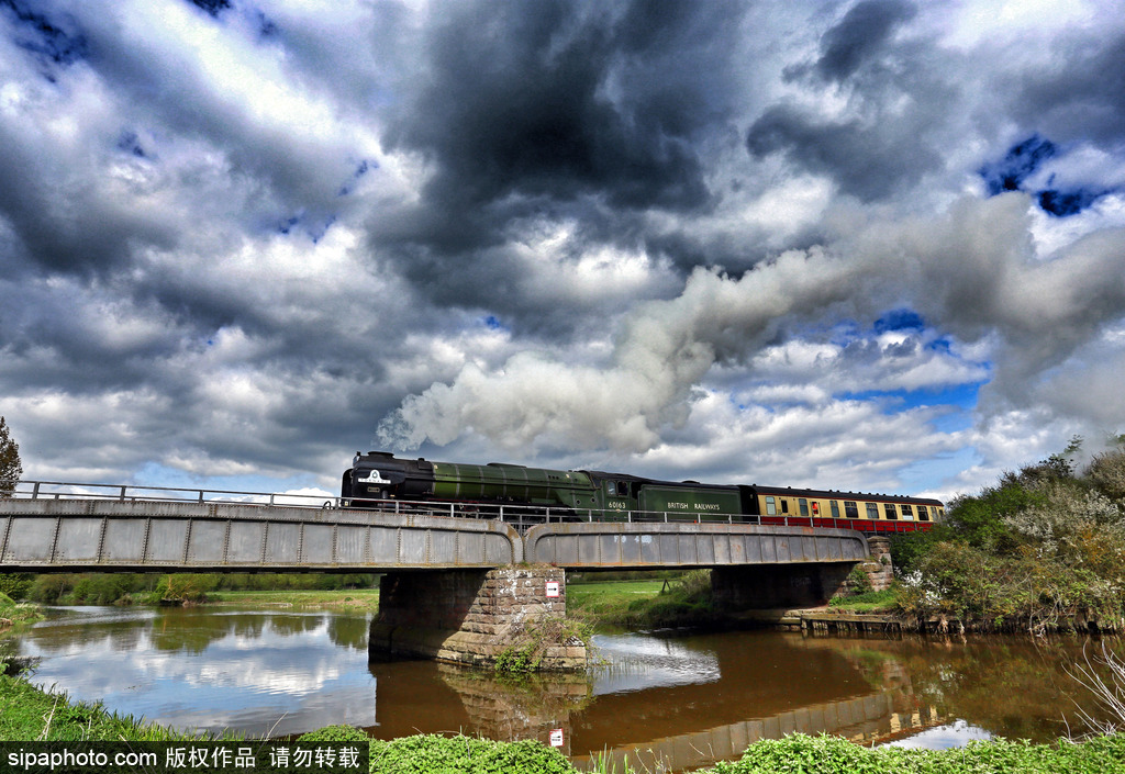 老技術(shù)也能飆車(chē) 英國(guó)“旋風(fēng)號(hào)”蒸汽火車(chē)跑出161公里/小時(shí)