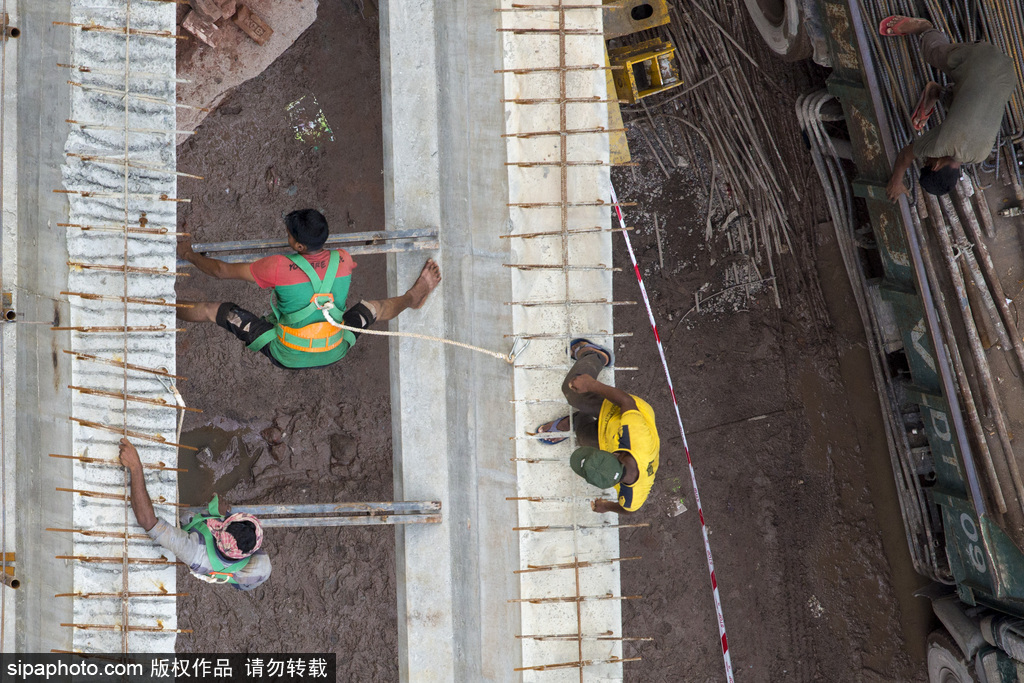 用生命在工作！實(shí)拍孟加拉國建筑工人的高危工作