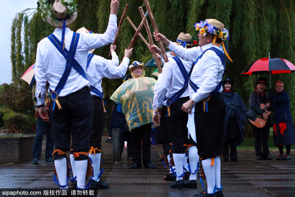 英國(guó)人的“尬舞”：彼得伯勒舉行五月節(jié)日慶典 上演傳統(tǒng)莫里斯舞