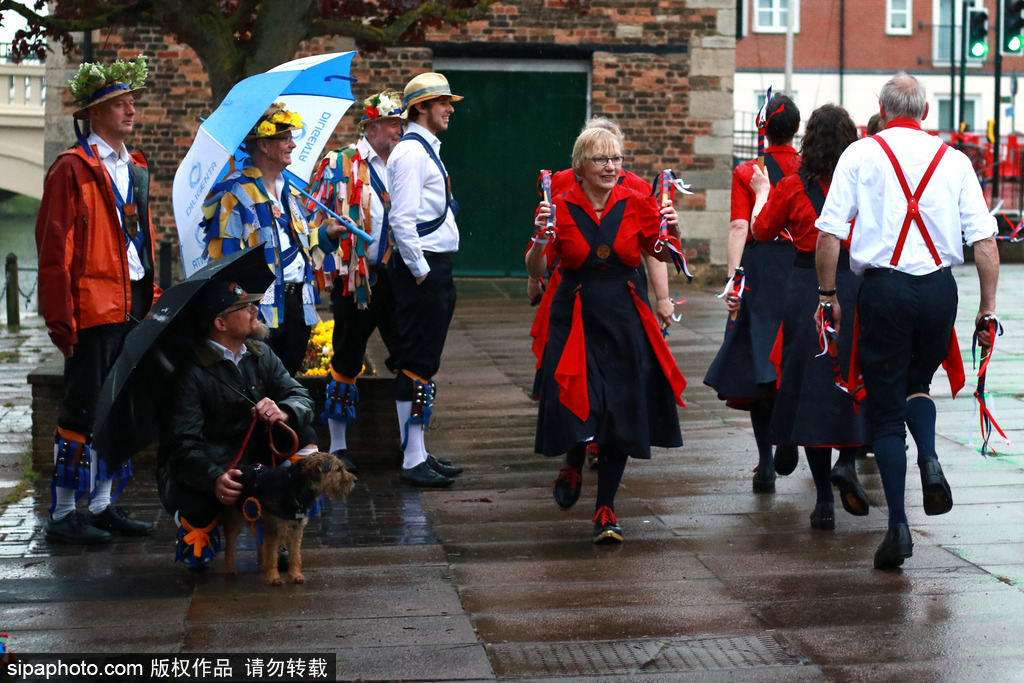 英國(guó)人的“尬舞”：彼得伯勒舉行五月節(jié)日慶典 上演傳統(tǒng)莫里斯舞