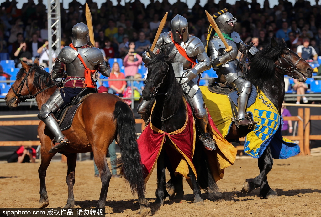 莫斯科舉行國(guó)際騎士節(jié) 全副武裝重現(xiàn)“中世紀(jì)”戰(zhàn)斗場(chǎng)景