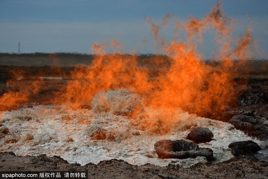 土庫曼斯坦“地獄之火”奇觀 水火也可相容