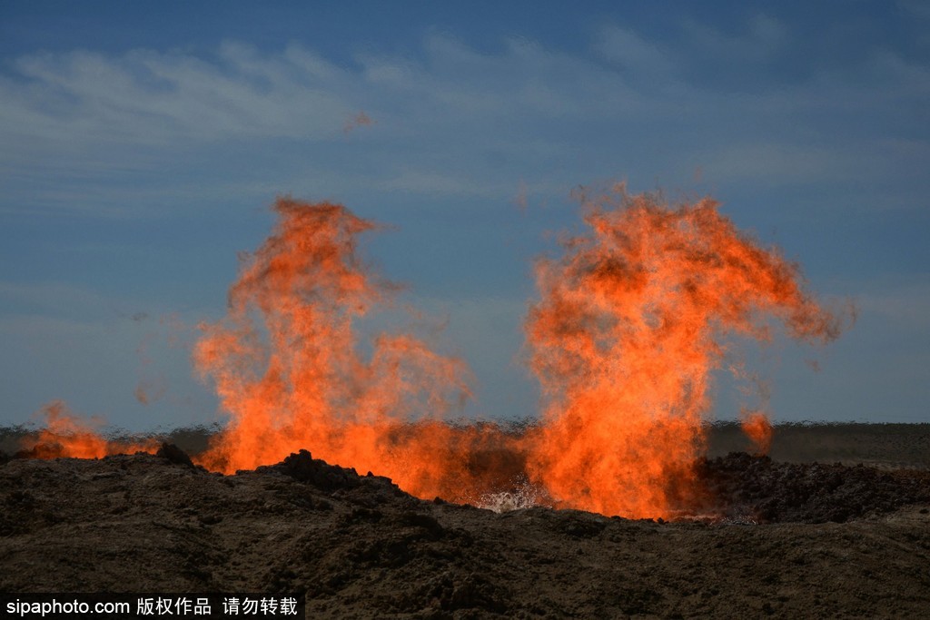 土庫(kù)曼斯坦“地獄之火”奇觀 水火也可相容