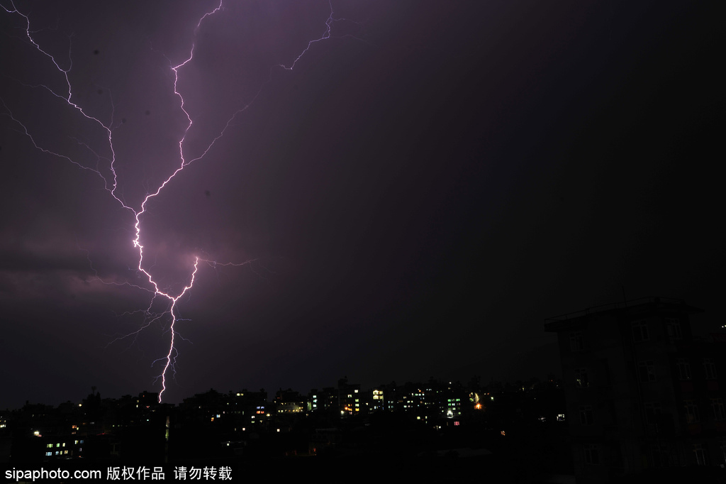 尼泊爾夜晚天空現(xiàn)紫色閃電 直劈天際