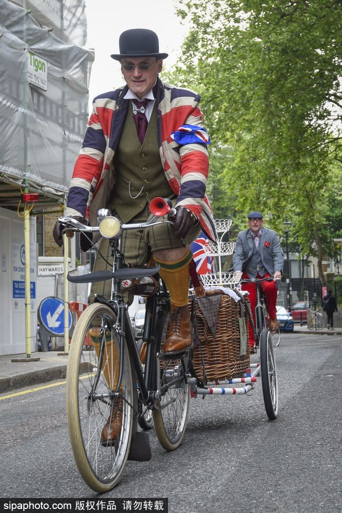 英國(guó)舉行復(fù)古騎行 粗花呢服裝引領(lǐng)懷舊風(fēng)潮