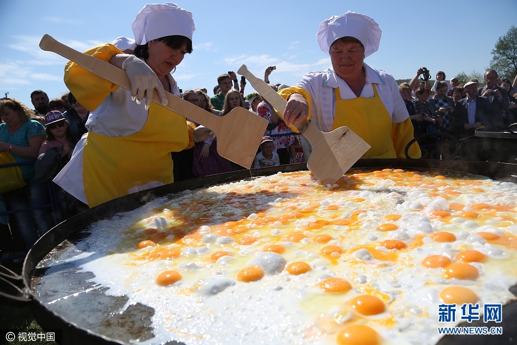 俄羅斯舉辦地區(qū)間文化節(jié) 民眾大鍋攤雞蛋挑戰(zhàn)紀(jì)錄（組圖）