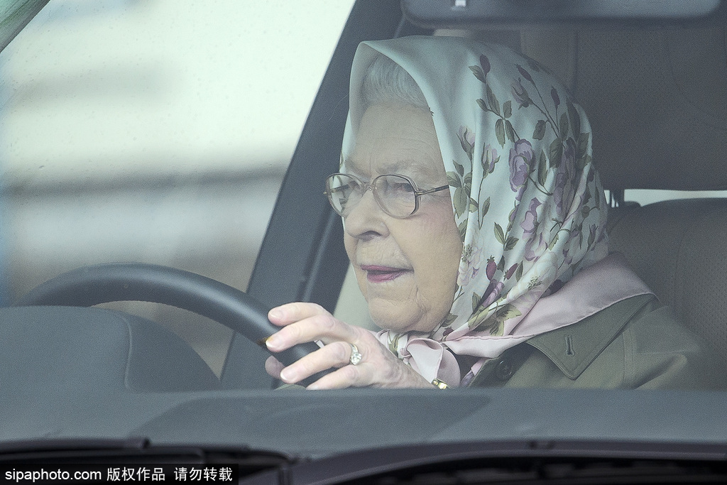 英國皇家溫莎馬展 女王又來“炫車技”