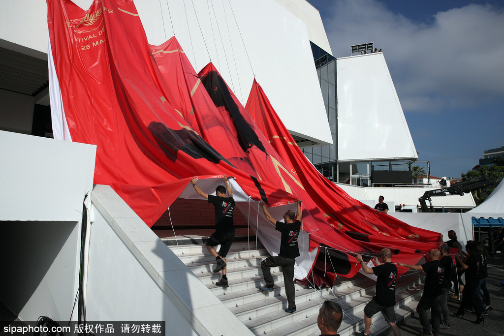 70屆戛納電影節(jié)前瞻準(zhǔn)備 巨幅海報懸掛完畢