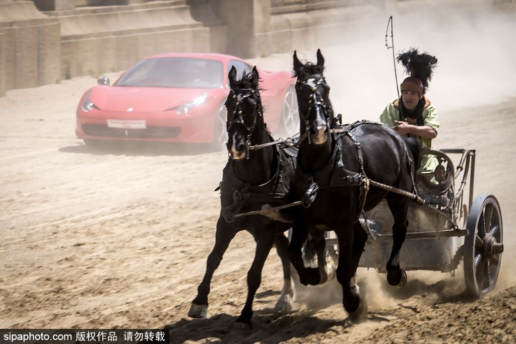 意大利最奇葩的賽事：馬車和法拉利比誰(shuí)跑得快