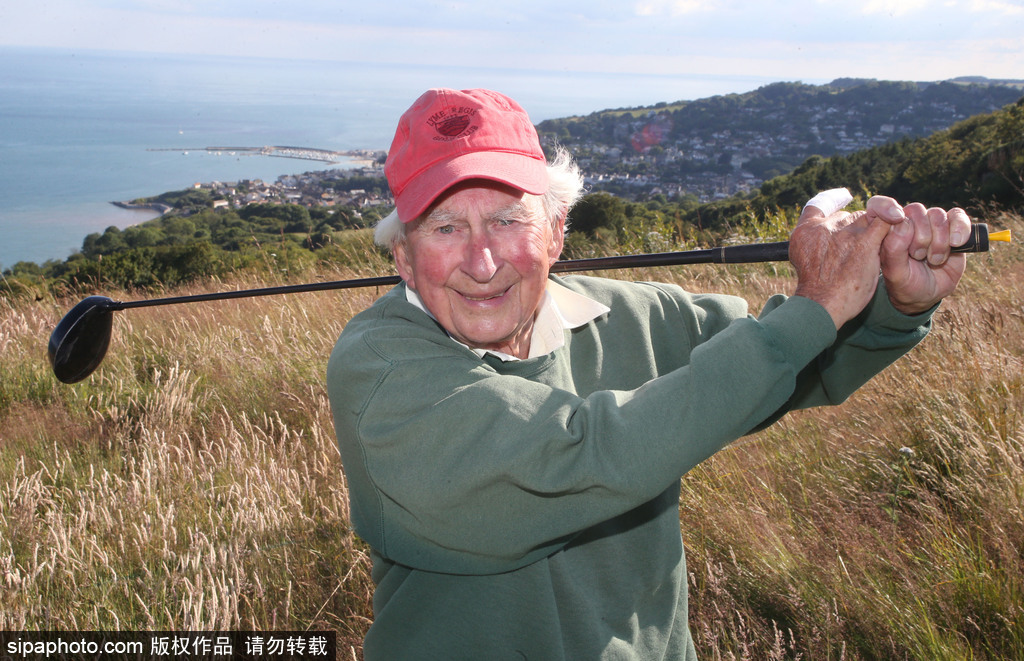 老當(dāng)益壯！ 英國(guó)94歲最高齡高爾夫球手仍然活躍在球場(chǎng)