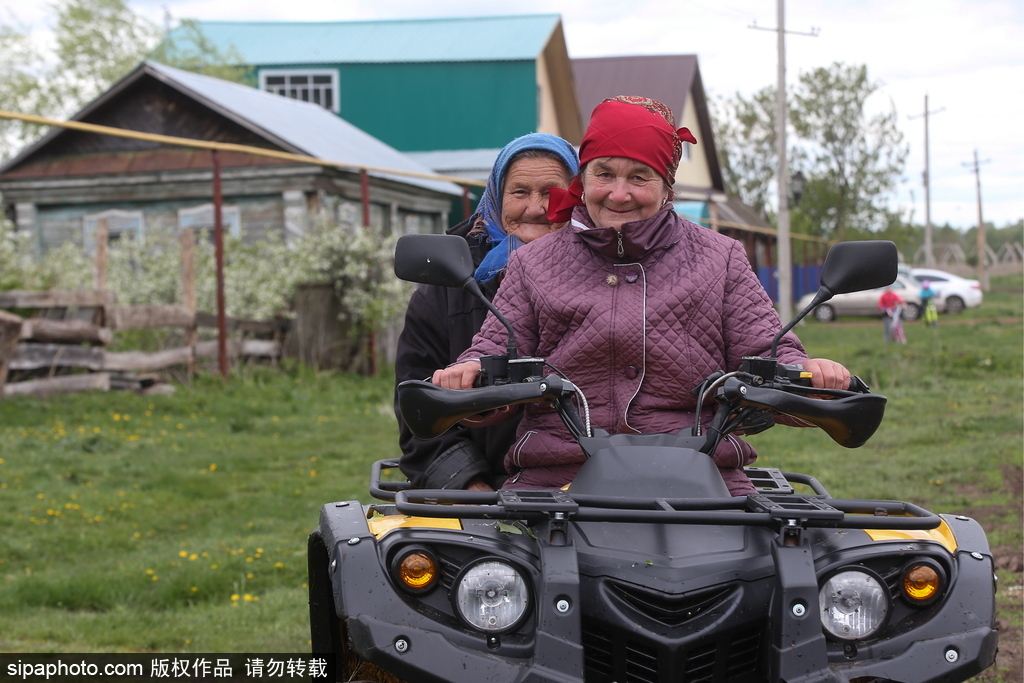 厲害了！俄羅斯老人開全地形車犁地超拉風