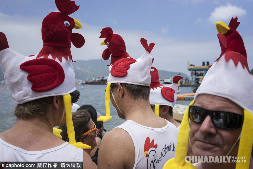 香港端午節(jié)賽龍舟活動 雞年流行頭戴“小雞”