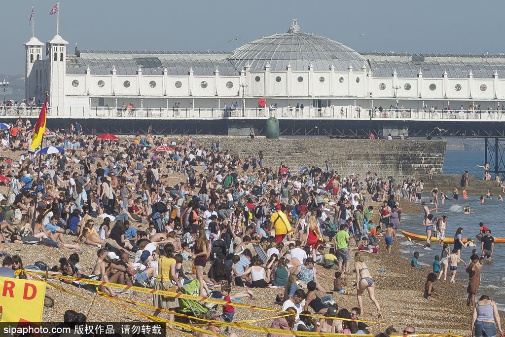 英國布萊頓民眾扎堆海灘 享受夏日時光