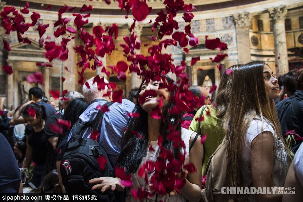 意大利萬神廟五旬節(jié)彌撒 揮灑玫瑰花瓣浪漫絕美