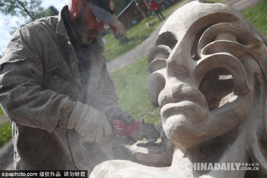 俄羅斯莫斯科舉行首屆根雕藝術(shù)節(jié) 形態(tài)各異