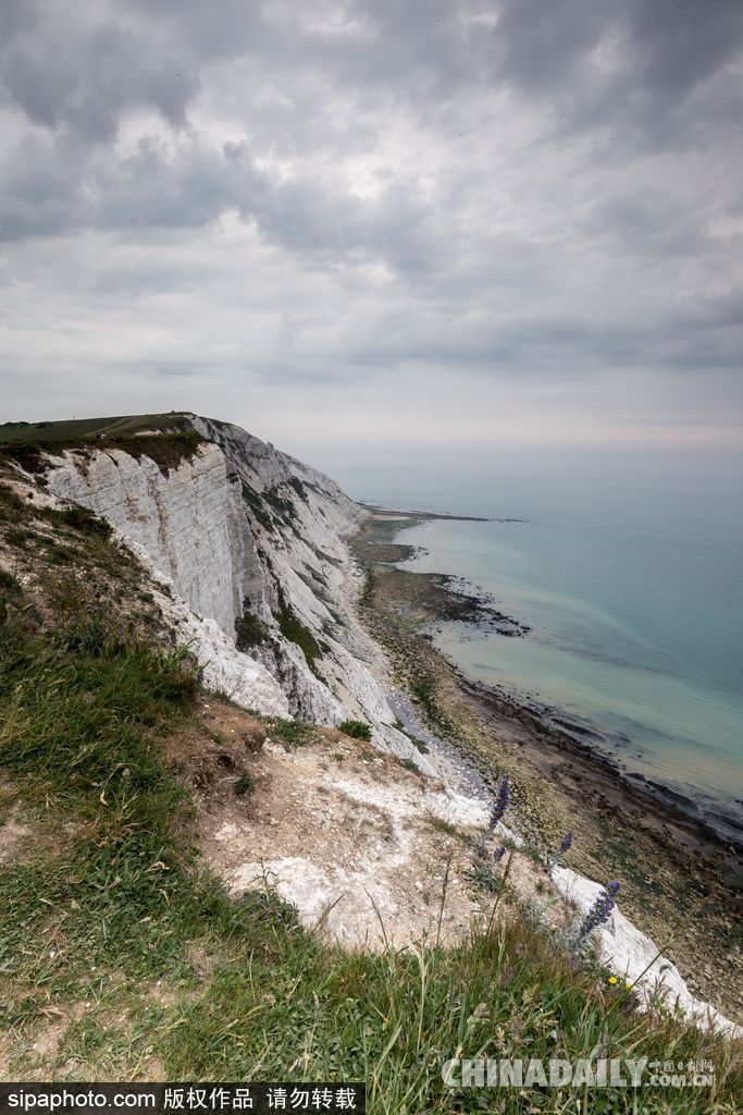 英國南部海岸迎最佳旅游季 碧海云天妝點(diǎn)最美海角