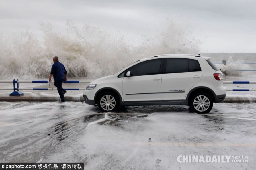 青島大潮掀10余米高巨浪 游客冒險(xiǎn)拍照