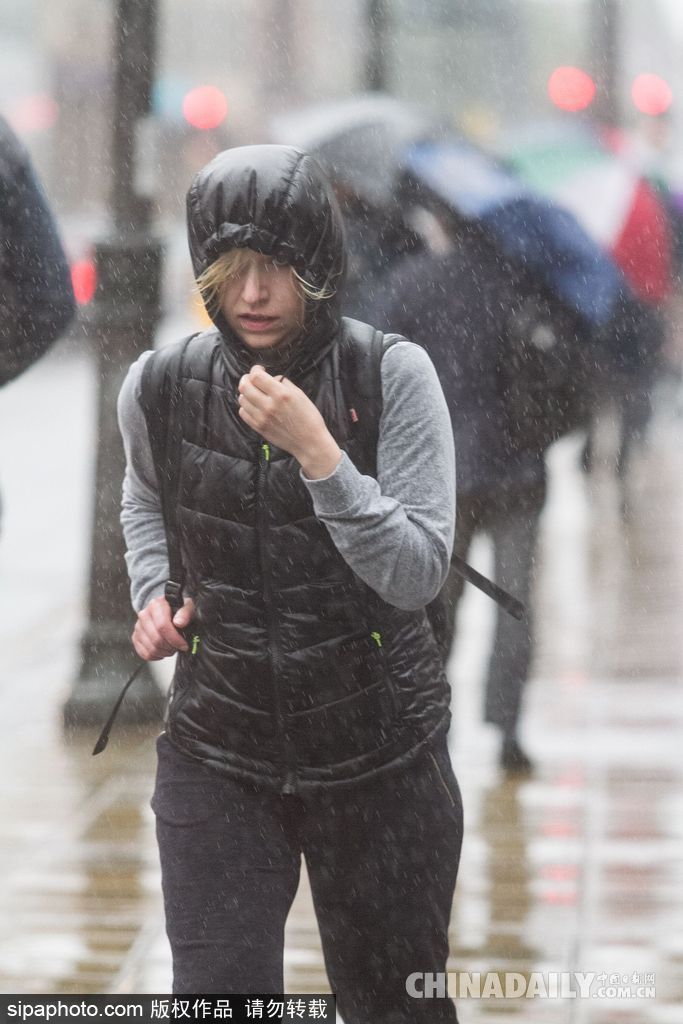 英國倫敦雨天狂風(fēng)大作 民眾出行雨傘被吹翻